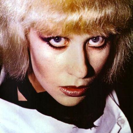 cover: Will You, Hazel O'Connor, Melodieinstrument