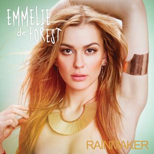 cover: Rainmaker, Emmelie de Forest, Gesang, Gitarre, Klavier