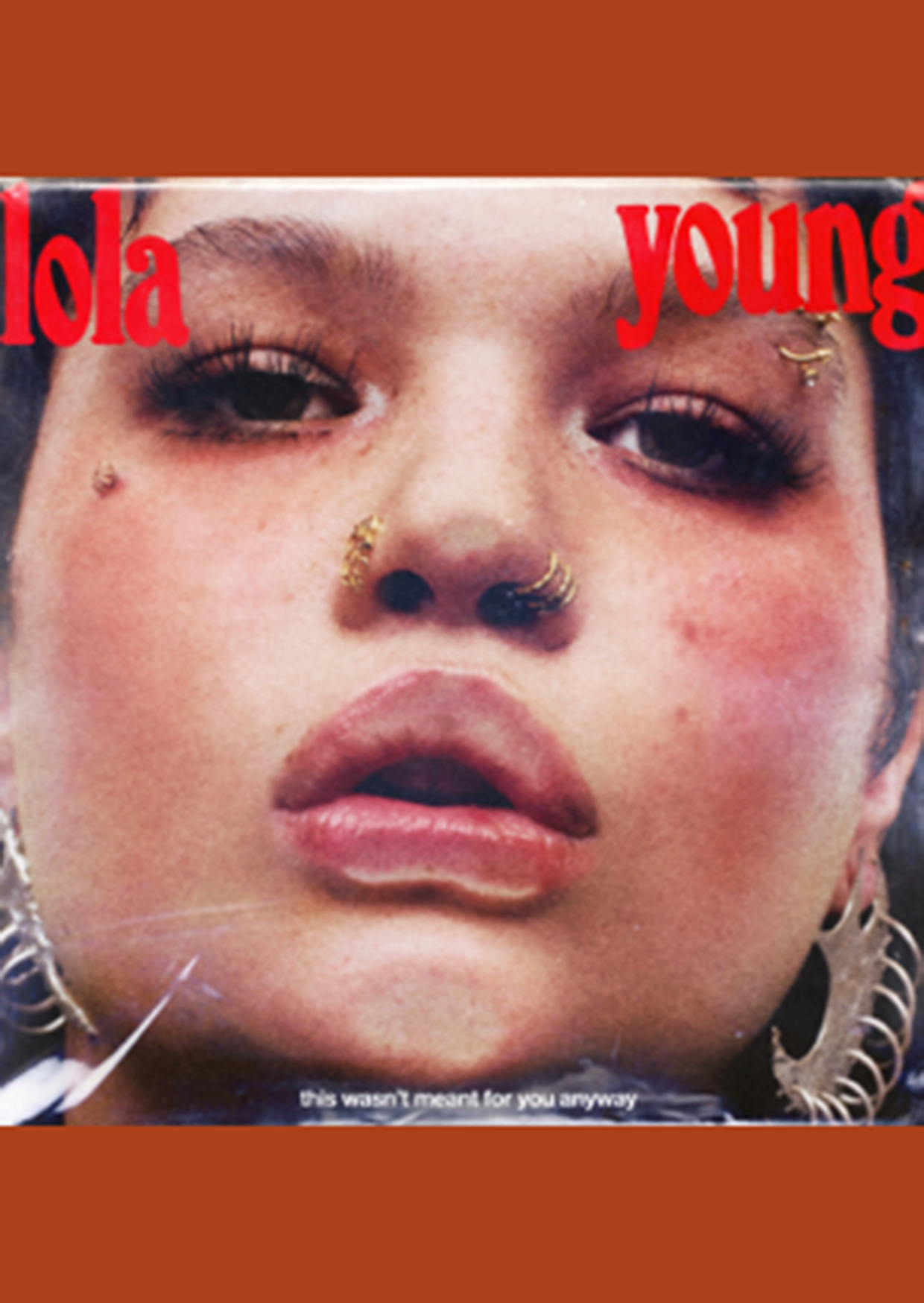 cover: From Down Here, Lola Young, Gesang, Gitarre, Klavier