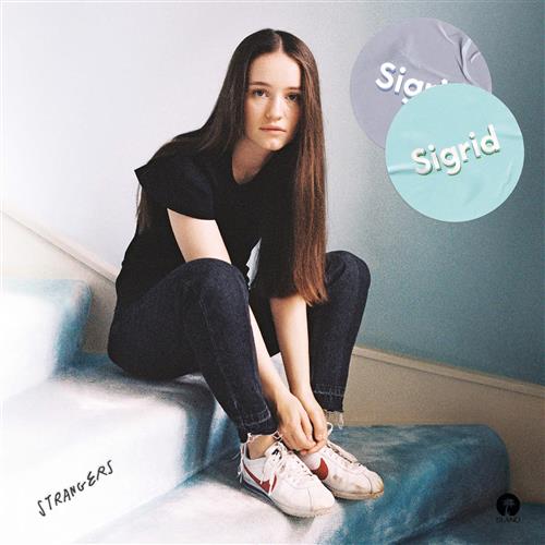 cover: Strangers, Sigrid, Gesang, Gitarre, Klavier